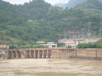 Khống chế lãi của EVN qua giá điện