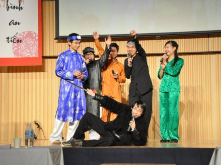 Tiết mục văn nghệ trong chương trình đón Tết do VYSA tổ chức