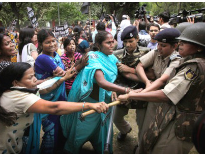 Ấn Độ lại sục sôi vì thêm một bé gái 5 tuổi bị hãm hiếp