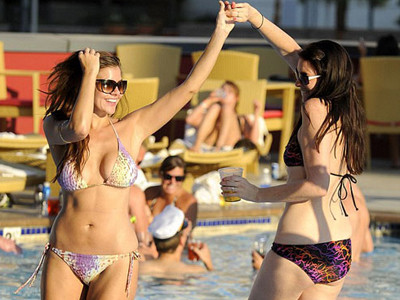 Bồ cũ Ryan Giggs xả hơi bên bể bơi