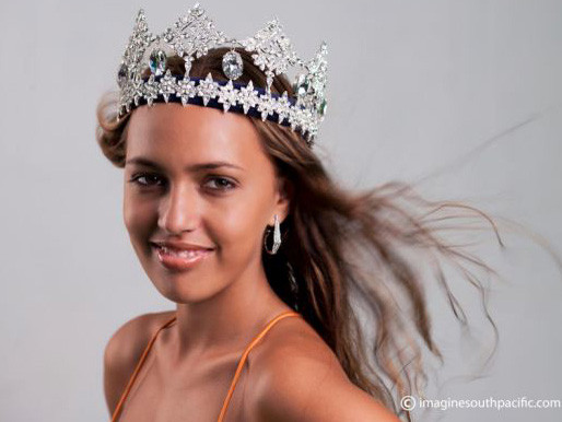 Thêm một hoa hậu bị phế ngôi vì... quá trẻ