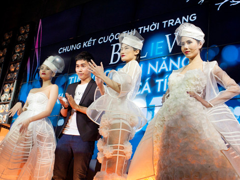 Dàn mẫu Next Top sexy với váy nửa kín, nửa hở