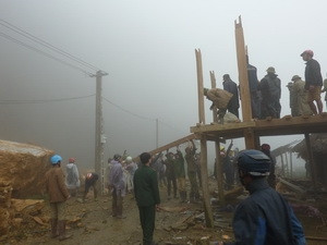 Nửa quả đồi sạt lở, quốc lộ 6 qua Hoà Bình tê liệt