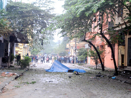 Hiện trường vụ hai thanh niên đi xe máy bị nổ tan xác