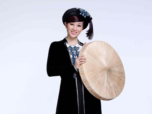 Thu Hương khoe váy, áo dự thi Mrs World