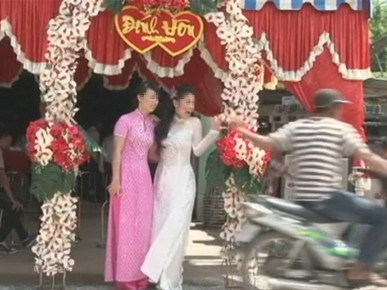 Phát sốt với clip Lao vào đám cưới cướp dây chuyền cô dâu