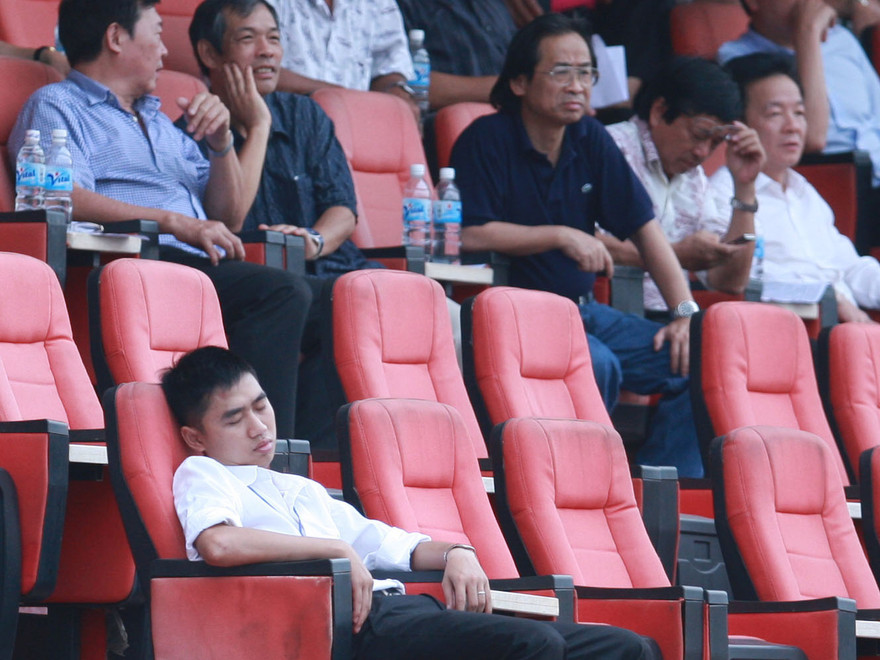 Xem V-League hấp dẫn đến...buồn ngủ