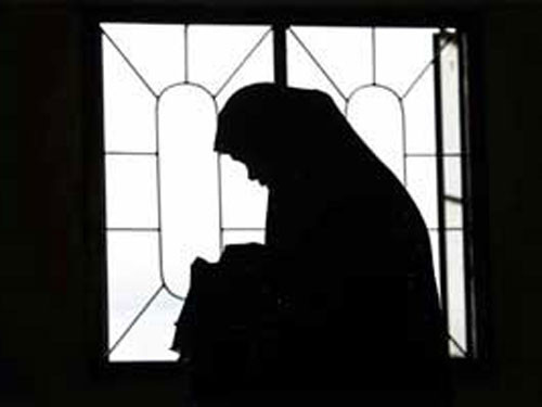 Bị hiếp tập thể, thiếu nữ tự thiêu