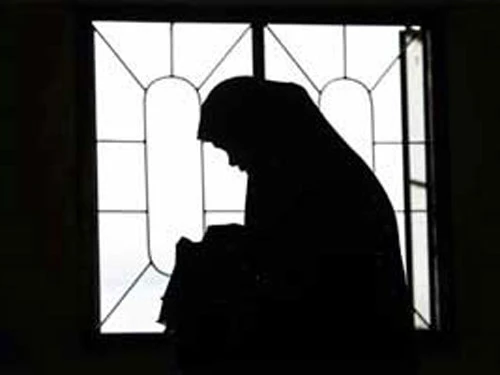 Bị hiếp tập thể, thiếu nữ tự thiêu