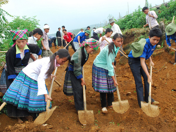 Tuổi trẻ Yên Bái làm đường trong hè tình nguyện Ảnh: T.D
