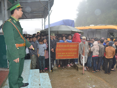 Tấp nập cửa khẩu Cầu Treo