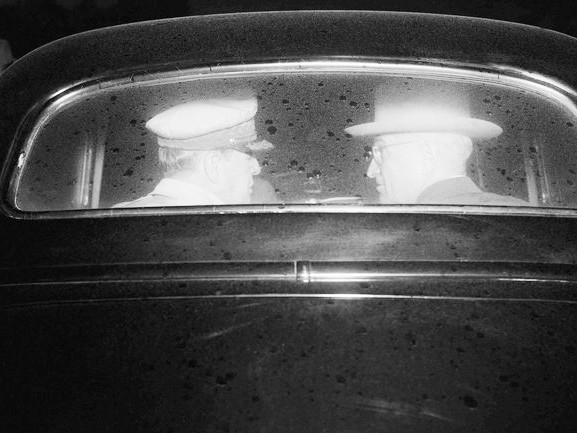 Ngày 14-10-1950, tướng Douglas MacArthur gặp Tổng thống Harry Truman (phải) để thảo luận về chiến tranh Triều Tiên. MacArthur có kế hoạch ném 30-50 quả bom nguyên tử	Ảnh: AP