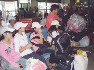 Hành khách chờ xe tại Bến xe Miền Đông, ngày 1-9. Ảnh: LT