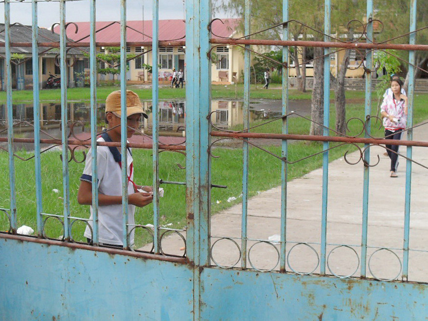 Cổng trường THCS Ngọc Tố đóng suốt giờ học Ảnh: Tuấn Anh