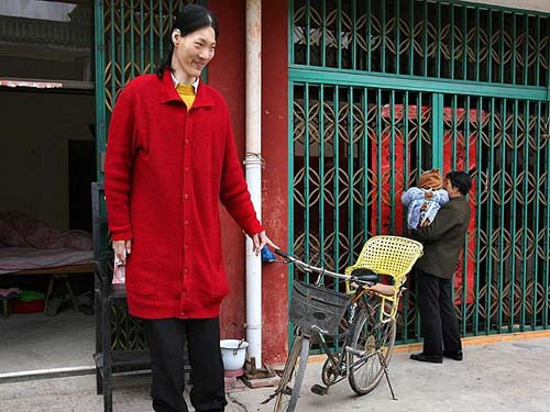 Người phụ nữ cao nhất thế giới qua đời ở tuổi 40