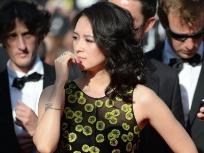 Chương Tử Di bất cẩn lộ nội y trên thảm đỏ Cannes