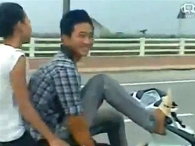 Lái xe bằng chân chở bạn gái bị phạt gần bảy triệu đồng