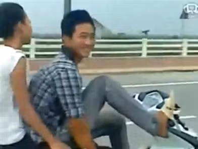 Lái xe bằng chân chở bạn gái bị phạt gần bảy triệu đồng