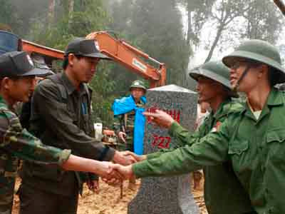 Đội liên hiệp cắm mốc 2 tỉnh Quảng Nam và Sê Kông cắm mốc 727 ở huyện Nam Giang