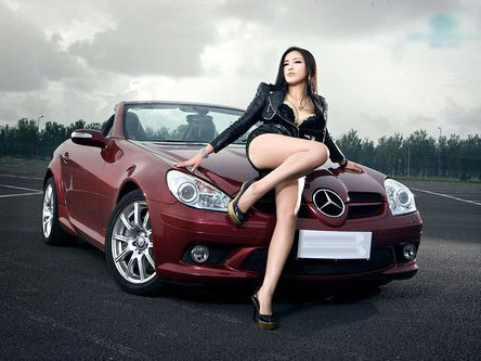 Mỹ nhân khoe chân thon bên xe mui trần