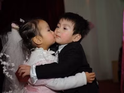 "Đôi vợ chồng trẻ" hôn nhau sau khi hoàn tất thủ tục hôn lễ