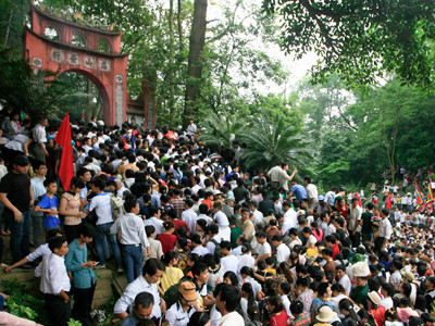 Biển người lên Đền Hùng dâng hương