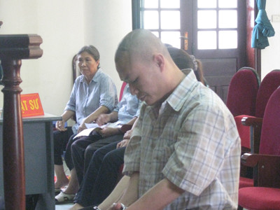 Hành hạ con, bố lĩnh 12 tháng tù