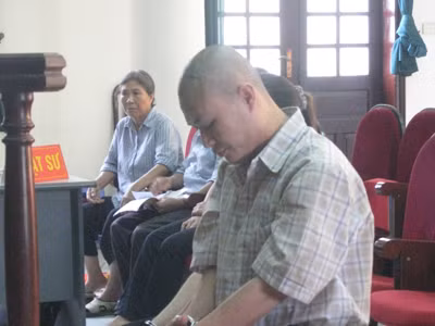 Hành hạ con, bố lĩnh 12 tháng tù