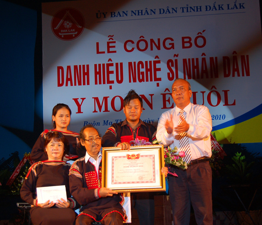 Trao danh hiệu nghệ sĩ nhân dân cho ca sĩ Y Moan