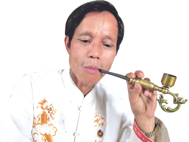 Tay chơi hút thuốc bằng tẩu