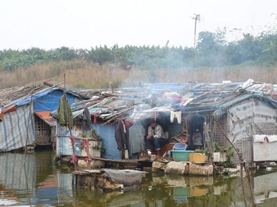 Thuyền bè lụp xụp nhưng nhiều hộ dân vẫn nấu nướng, đốt than khói mù trong nhà Ảnh: Trọng Đảng