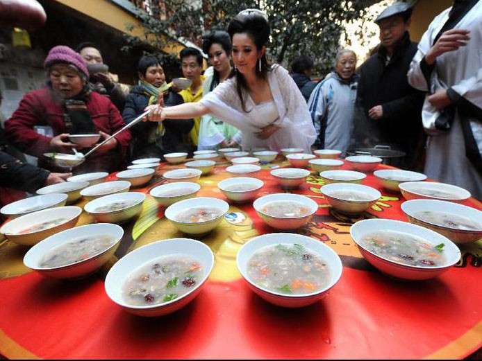 Xếp hàng ăn cháo miễn phí