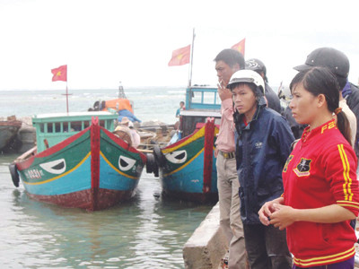 Con của ngư dân trên tàu ông Lưu mong từng ngày ba trở về Ảnh: Nguyễn Huy