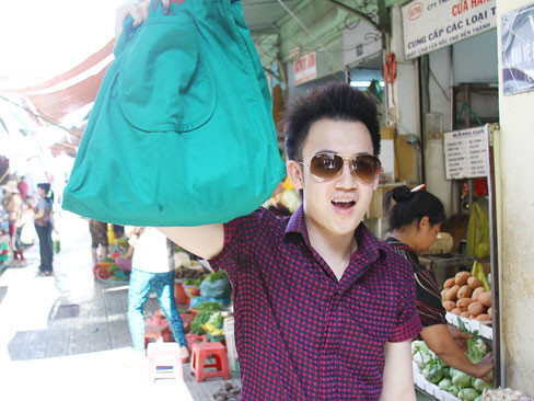 Dương Triệu Vũ cũng biết đi chợ nấu ăn