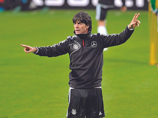 Abramovich đã tiếp xúc để mời HLV Joachim Loew về thay thế Villas Boas? Ảnh: EPA