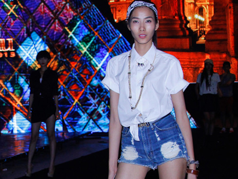 Hoàng Thùy gợi cảm tập luyện cho chung kết Next Top