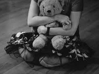 Xát dầu dừa vào ‘vùng kín’ bé gái 3 tuổi để làm bậy