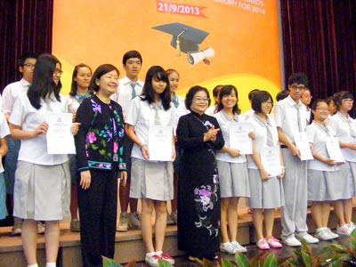 Trao hàng chục ngàn suất học bổng cho học sinh, sinh viên nghèo