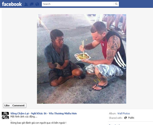 Ảnh chàng Tây bón cơm người ăn mày lay động dân mạng
