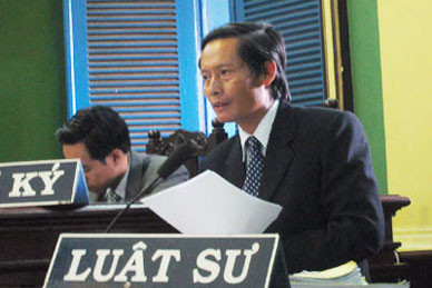 Giảng viên hành nghề luật sư nên hay không?