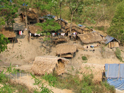 Nhiều nơi bán trú cho học sinh vẫn là lều, lán