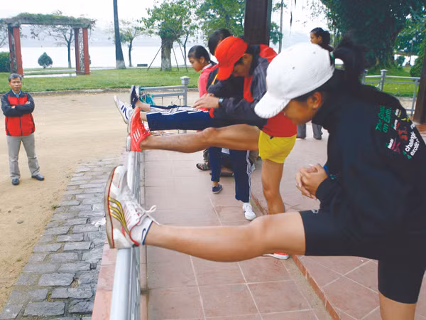 HLV Sinh đoàn Gia Lai hướng dẫn học trò thực hiện các động tác khởi động trước khi bước vào buổi tập chính