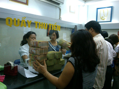 Lãi suất và giá vàng đều giảm