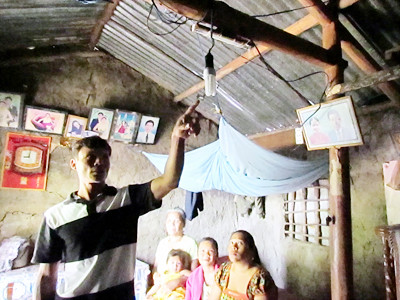 Giá điện cao, đồ dùng điện duy nhất trong gia đình anh Huỳnh Minh Quốc là chiếc bóng đèn LED để thắp sáng