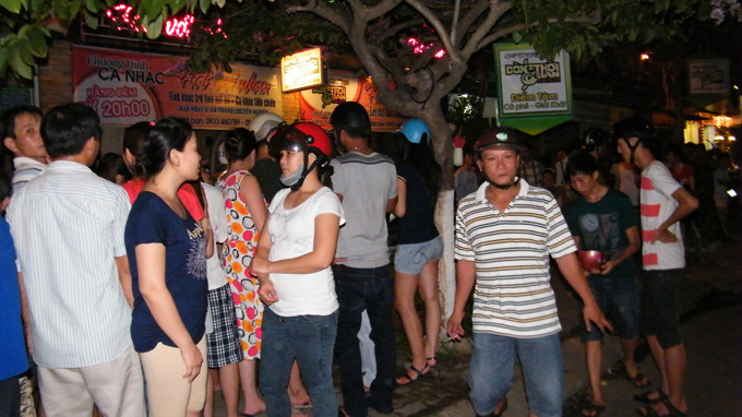 Cô gái bị thiêu sống trước phòng trà