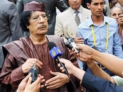 Nhà lãnh đạo Libya Gaddafi gặp báo chí bên lề hội nghị