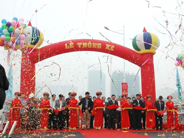 Xe buýt được đi trên cầu vượt nhẹ dài nhất Hà Nội