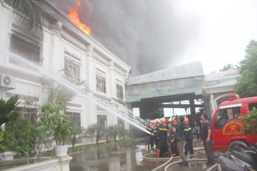 Cháy lớn, thiêu rụi gần 2.000 chiếc xe