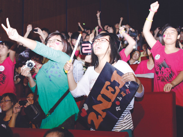 Đêm nhạc Thần tượng cùng 2NE1: Sốt xình xịch