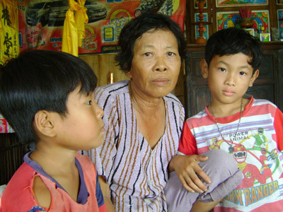 Bà Bùi Thị Tươi cùng 2 cháu nội ngoại tố cáo bị thầy giáo Nghị đánh